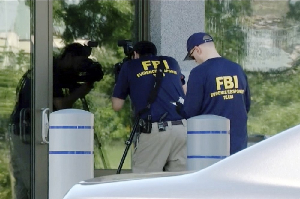 一名男子11日試圖闖入FBI位於辛辛那提（Cincinnati）的辦公室，後遭警方擊斃。圖為FBI探員在坎伍德（Kenwood）辦公室外。（美聯社）