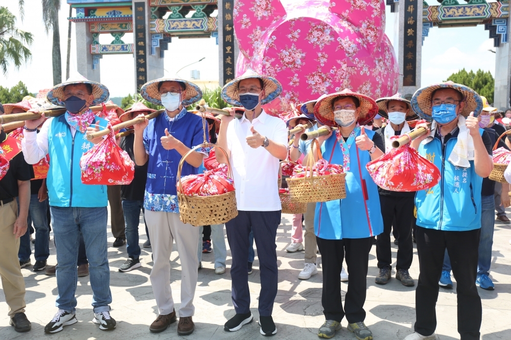 國民黨主席朱立倫今天（13日）與桃園市長參選人張善政、新竹市長參選人林耕仁、新竹縣長楊文科、苗栗縣長參選人謝福弘出席新竹縣義民爺祭祀大典開幕，搶拉客家族群選票。（沈粲家攝）