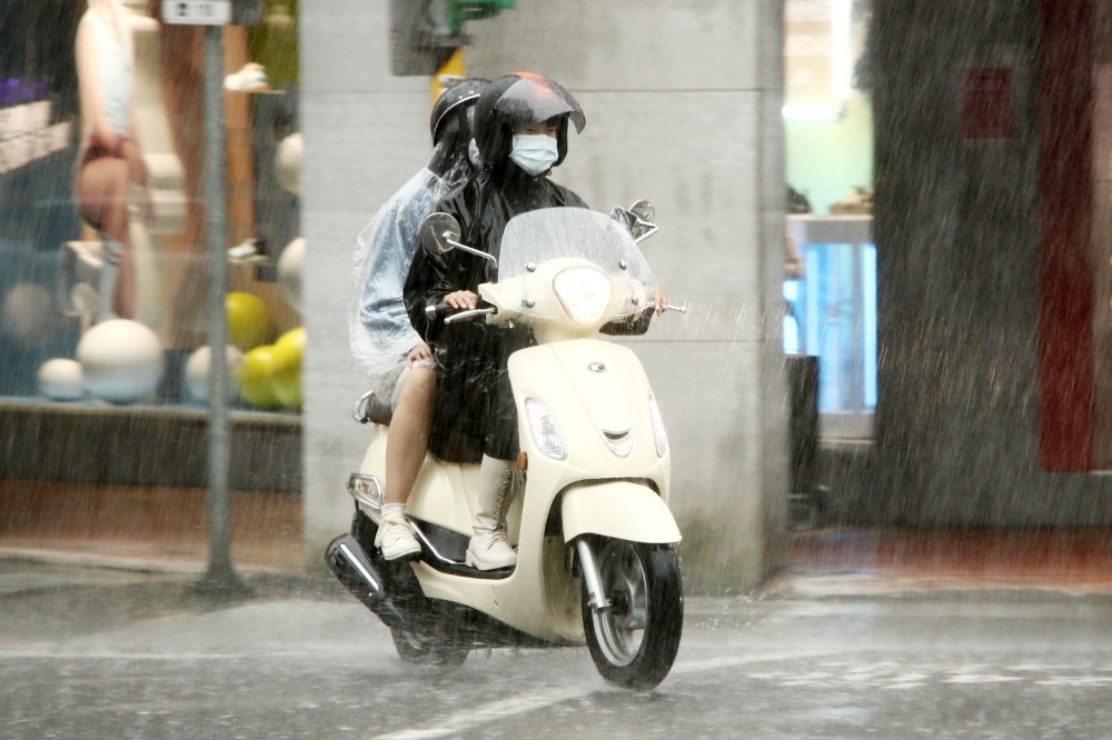 氣象局發布大雷雨特報，南台灣4縣市雨彈要炸到下午5點才停。（資料照片／王侑聖攝）