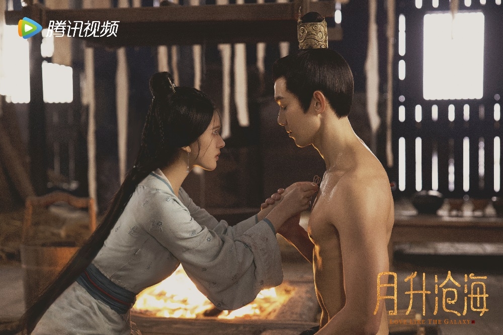 趙露思（左）與吳磊主演的古裝劇《月升滄海》，劇情近日由甜轉虐，她在劇中面對父親被控叛國之災，兩場哭戲引發觀眾共鳴。（取自星漢燦爛微博）