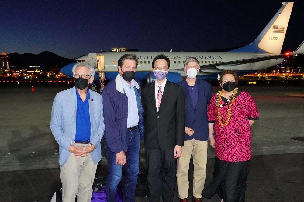 美國會議員訪問台抵達松山機場。（取自外交部推特）