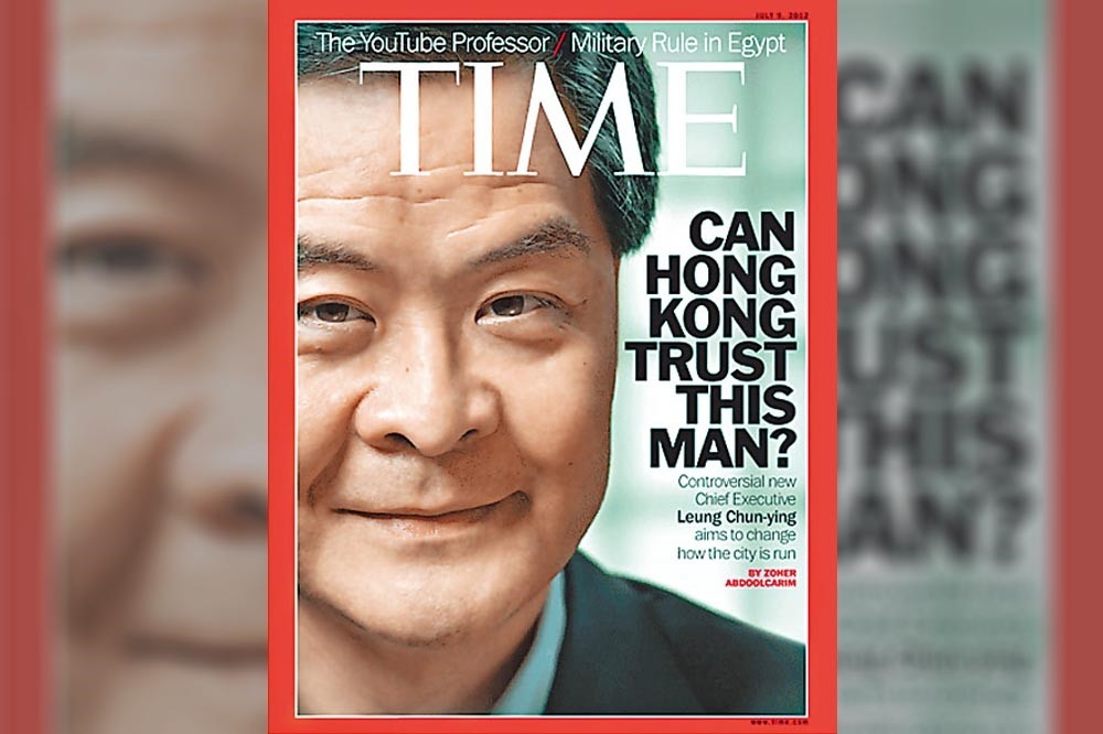 2012年梁振英就任特首的7月1日，《時代》雜誌以他作為封面人物，但封面標題卻是：「香港能相信這人嗎？」與後來稱曾鈺成為「香港的希望」，成鮮明對比。（圖片摘自網路）