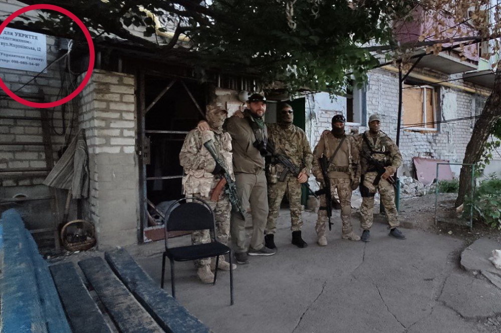記者在網路發布照片意外洩露俄國軍事組織總部，讓烏軍成功瞄準發動攻擊（取自推特@RALee85）