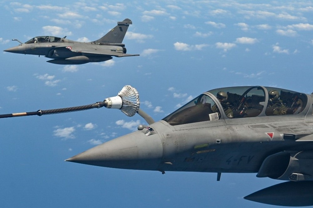 「飆風」戰機接受2次空中加油，遠赴印太法國領地。（取自法國空軍）