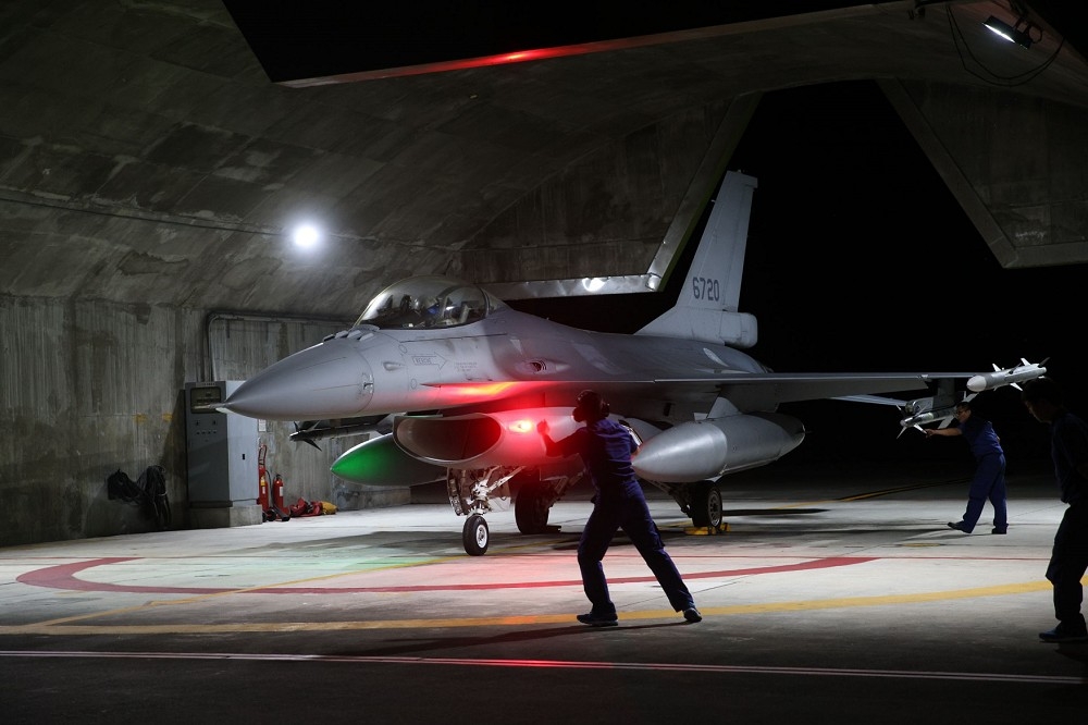 空軍第5聯隊執行戰備任務，F-16V戰機夜間起飛作業。（陳愷巨攝）