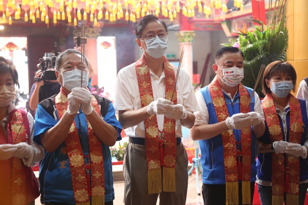 張善政今早（18日）前往中壢慈惠堂，與國民黨桃園在地大咖共同參拜，展現藍營大團結氣勢。（沈粲家攝）