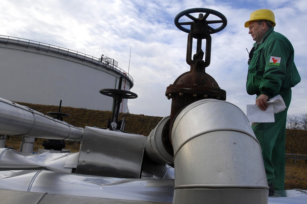 俄國經濟部文件顯示，今年俄國石油和天然氣出口額不減反增。圖為匈牙利工程師在檢視德魯斯巴輸油管線（Druzhba）的接收情況。（資料照片／美聯社）