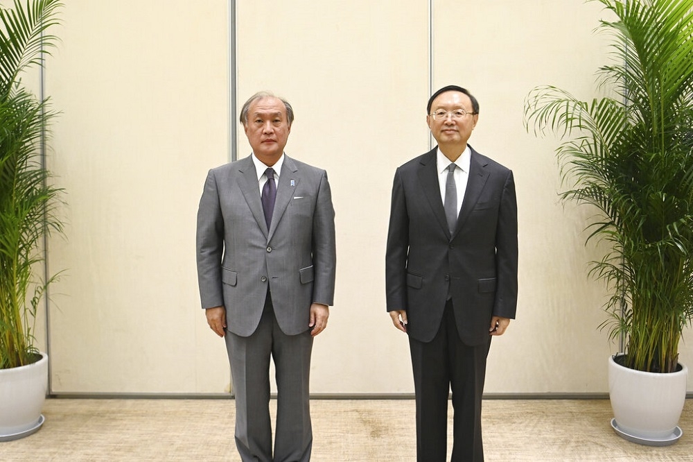 日本國家安保局長秋葉剛男（左）與中共外事辦主任楊潔篪（右）17日在天津會談。（美聯社）