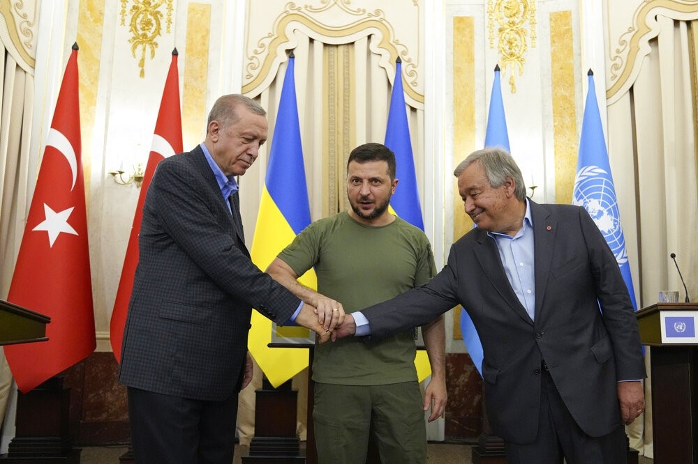 烏克蘭總統澤倫斯基、土耳其總統艾爾段以及聯合國秘書長古特瑞斯召開三方會議。（美聯社）