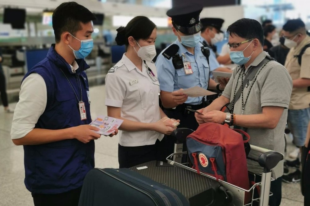 香港警方與海關合作，在機場加強宣導，呼籲港人切勿受騙上當。（取自香港警務處臉書）