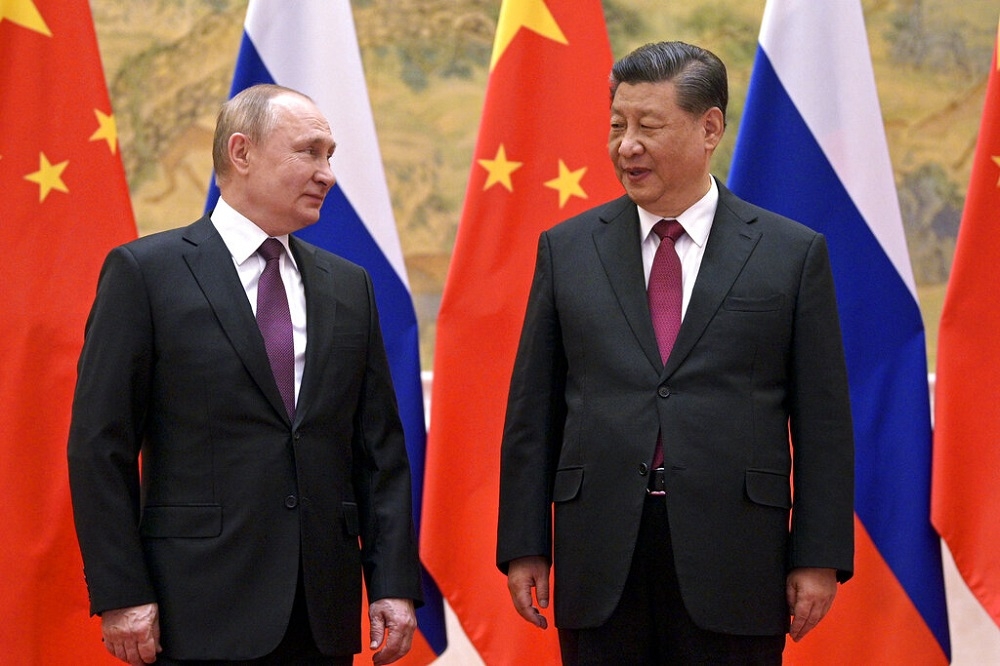 印尼總統佐科威證實，中國國家主席習近平和俄國總統普丁皆會出席G20峰會。圖為中俄總統今年2月初在北京見面。（美聯社）