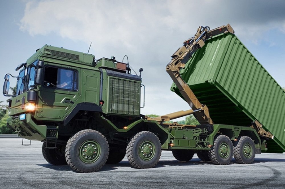 HX3战术卡车具有ALHS系统，不用吊车即可自行装卸货柜。（截自莱茵金属影片）(photo:UpMedia)