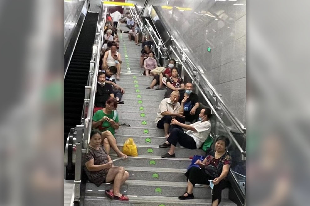 重慶高溫「中國第一熱」民眾紛紛湧入地鐵站納涼（取自微博）