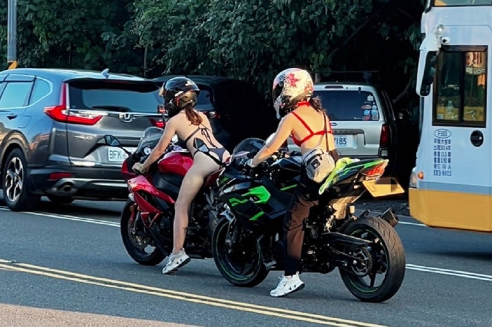 2名女子穿比基尼在墾丁路上騎重機，照片被分享到網路上，引發熱議。（取自「重機車友 ❘ 各區路況、天氣回報中心」社團）
