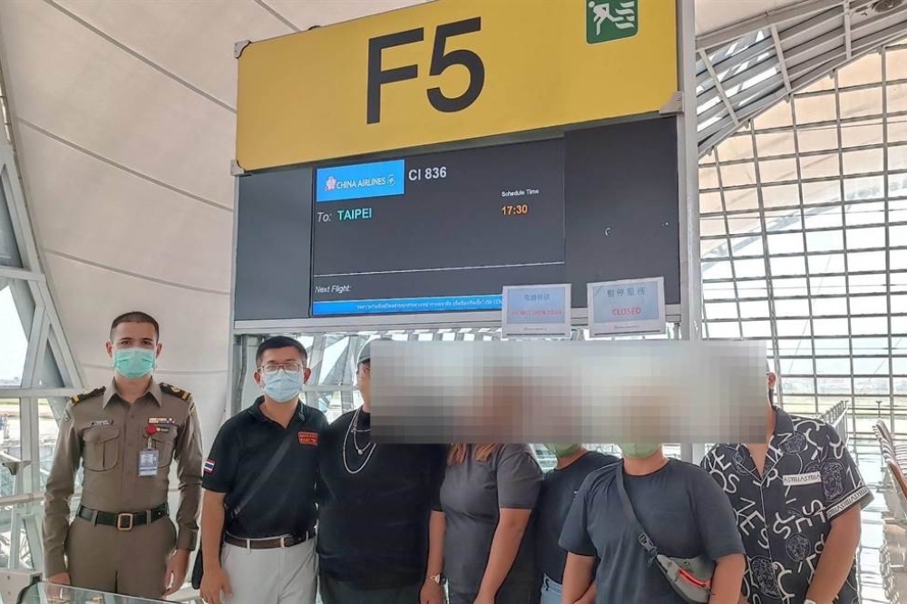 21日晚間5名台人自柬埔寨返國。（刑事局提供）