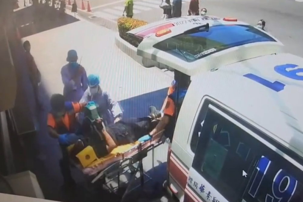 台南殉職員警今經過法醫相驗，2人身上不只有一處刀傷。（翻攝畫面）