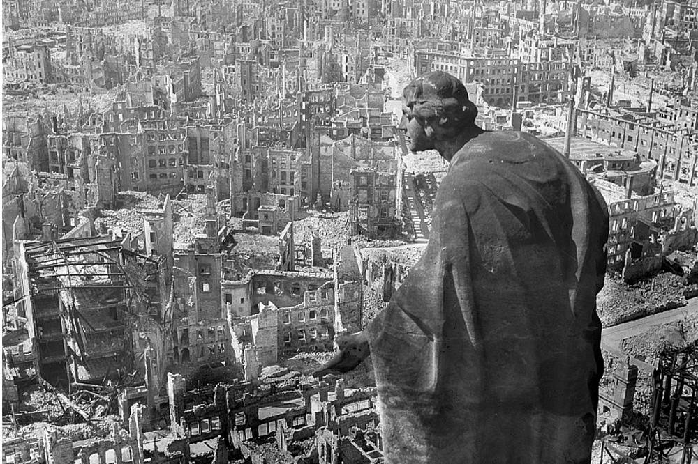 德勒斯登大轟炸是二戰歐洲戰場最慘烈的一次轟炸。（維基百科）