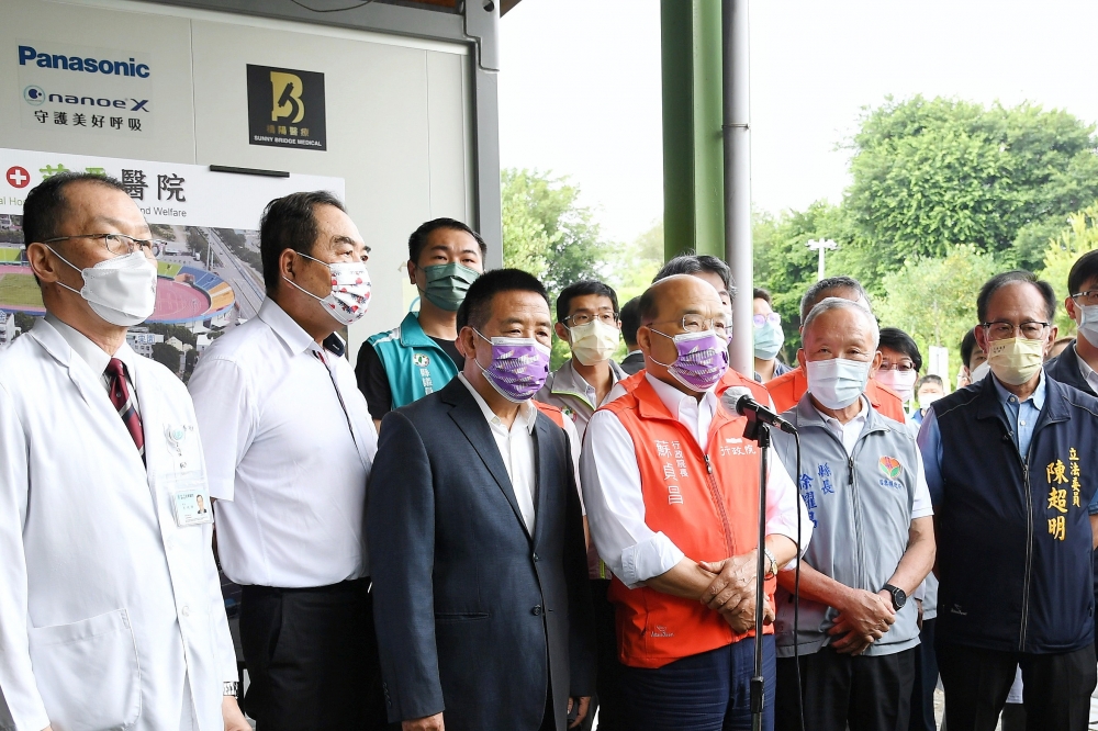 行政院長蘇貞昌（右3）今天受訪時表示，對於殺警案一定會從嚴究辦。（行政院提供）