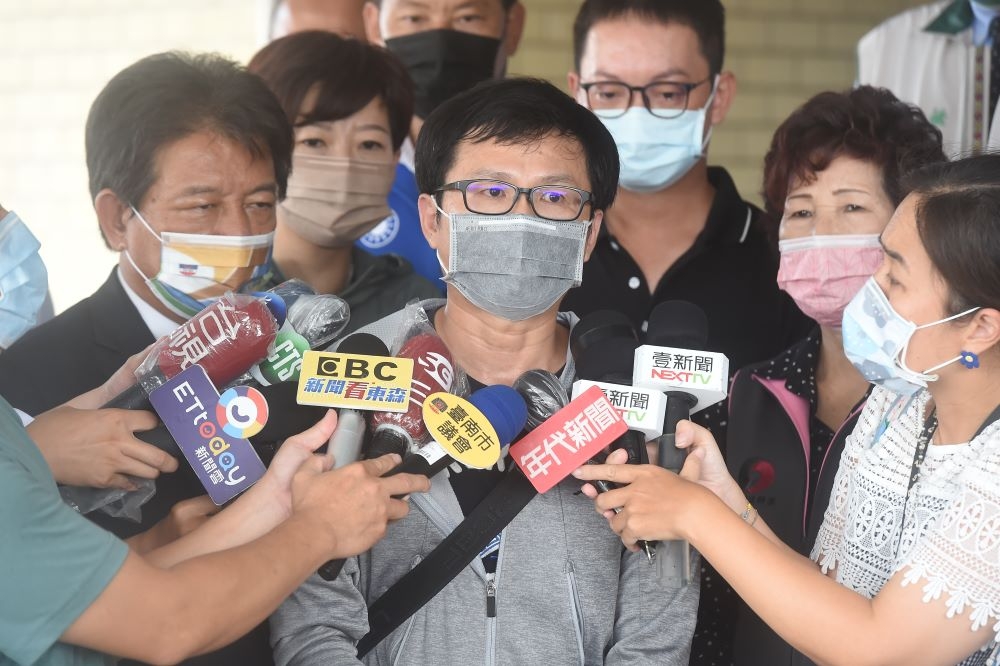 台南殉職警員曹瑞傑叔叔今天出面表示，無法接受外役監脫逃兇手是「逾假未歸」，而非「脫逃」說法。（張哲偉攝）