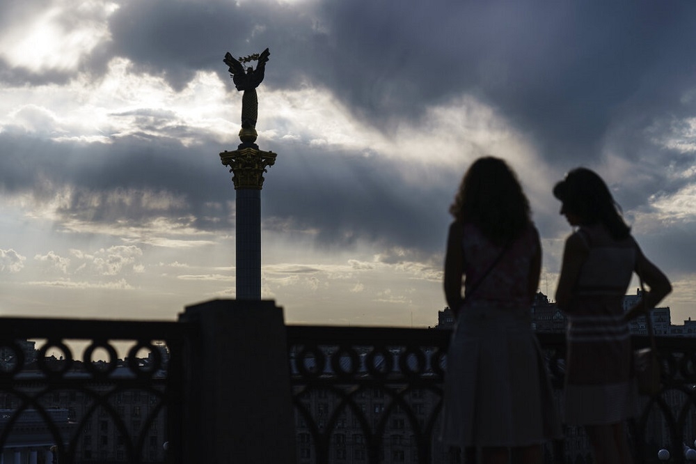 烏克蘭人遠眺基輔獨立廣場的獨立紀念碑。（美聯社）