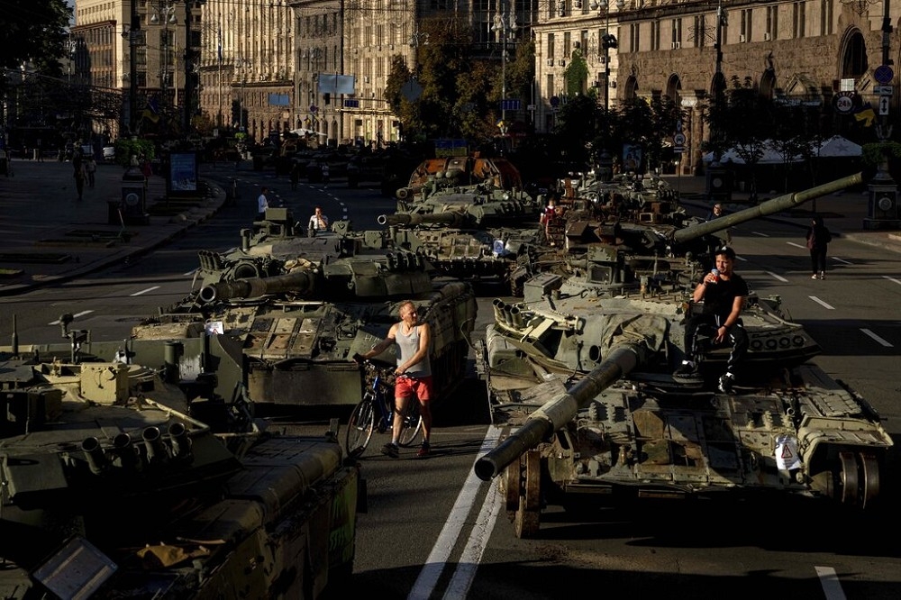 基輔市中心陳列遭毀的俄國坦克。（美聯社）