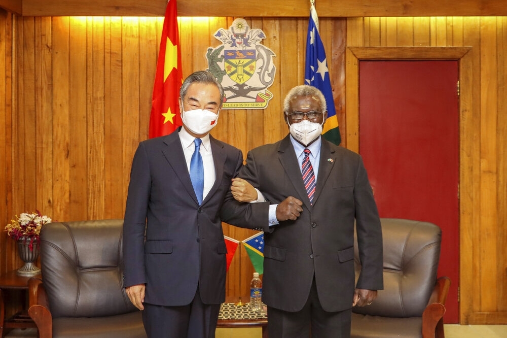 中國外長王毅今年5月底曾會見索羅門群島總理蘇嘉瓦瑞。（資料照片／美聯社）