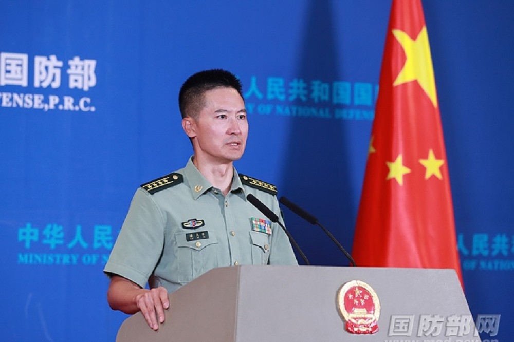中國國防部發言人譚克非主持例行記者會。（取自中國國防部網站）