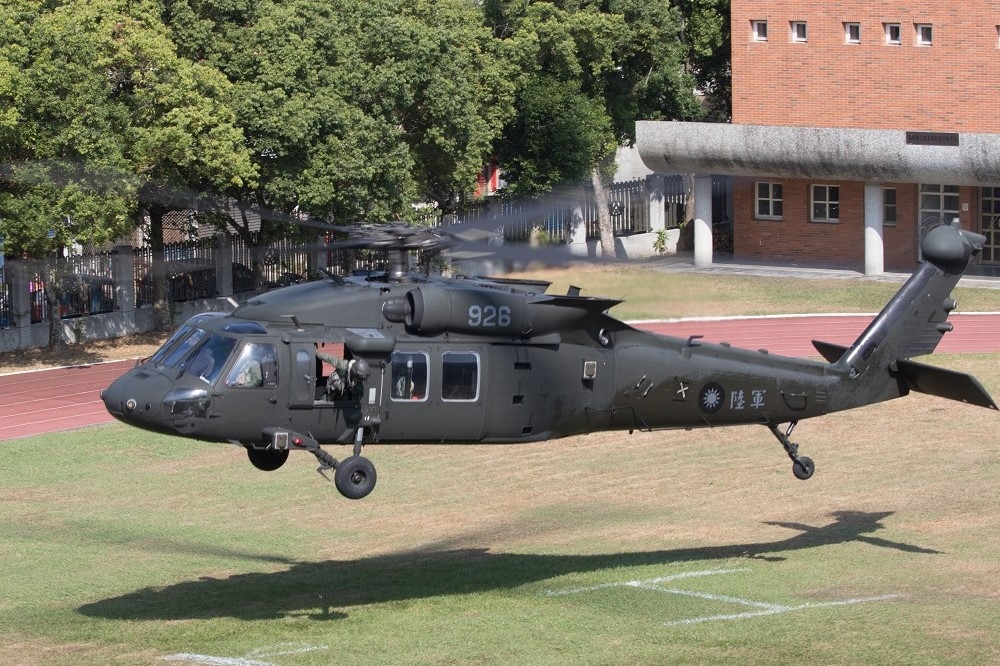 國軍演習時，陸航的UH-60M直升機在民間學校操場起飛。（讀者Tsungfang Tsai提供）