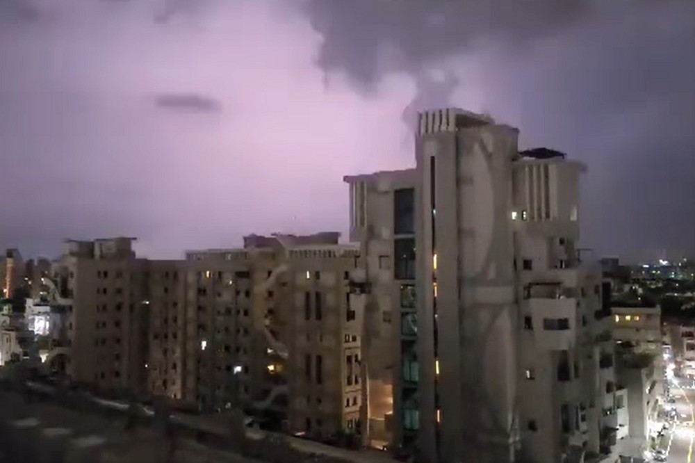 嘉義27日晚間狂打雷，網友臉書PO出1分20秒影片，只見天空雷光不斷閃爍，直呼怪異。（取自綠豆嘉義人臉書）