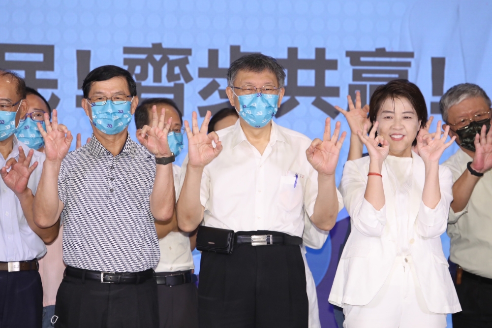 台北市長柯文哲出席黃珊珊參選記者會，稱讚她會屏除藍綠惡鬥，是有能力的市長。（王侑聖攝）