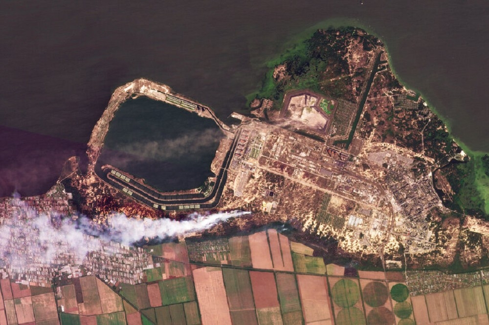 衛星照顯示札波羅熱核電廠過去幾天內持續冒出燃燒煙霧。（美聯社）