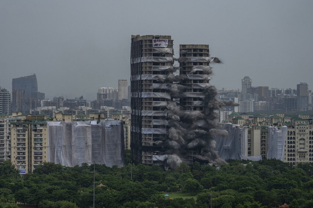 印度最高法院勒令摧毀德里郊外二棟非法建造的大樓。（美聯社）