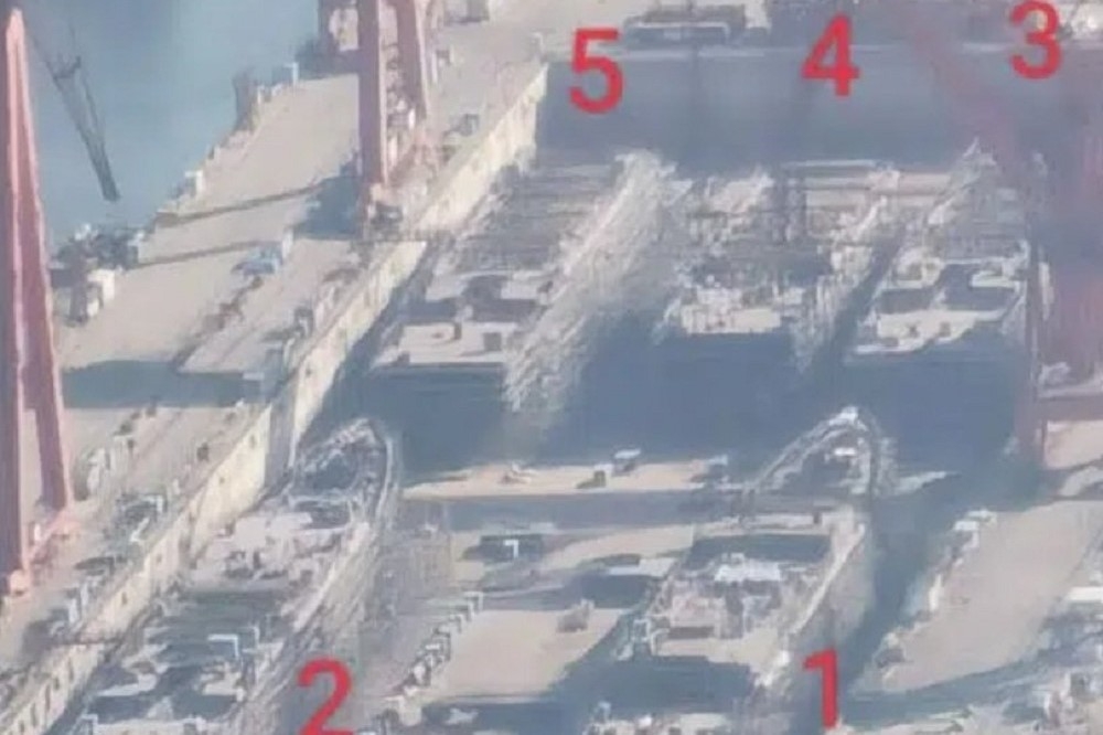 大連造船廠內，正在建造的5艘052D型驅逐艦艦體。（取自微博）