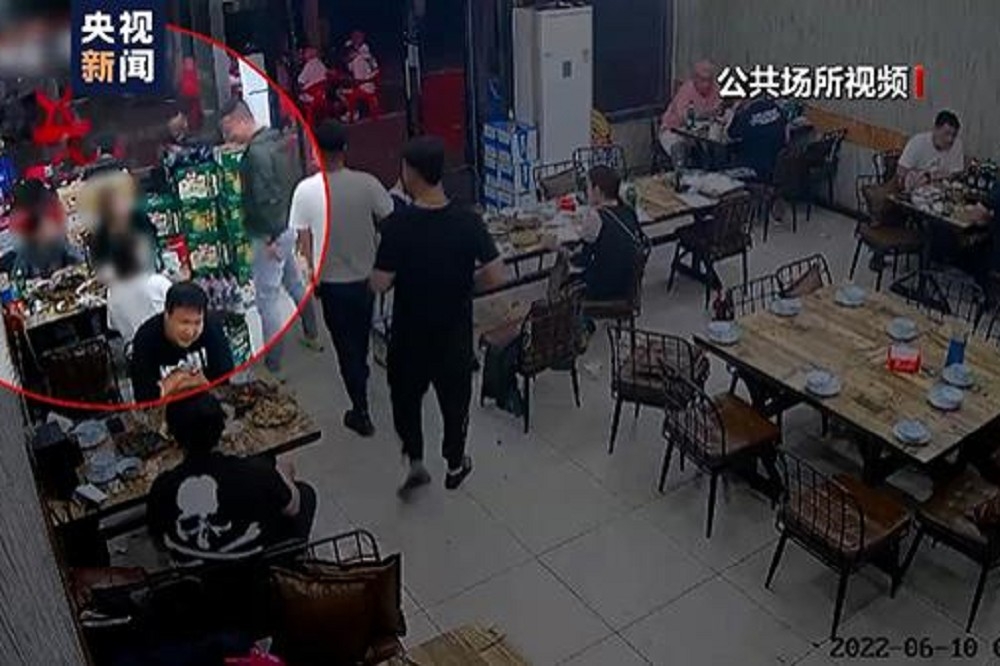 河北省人民檢查院29日起訴唐山燒烤店打人案28名嫌犯。（截自央視新聞畫面）
