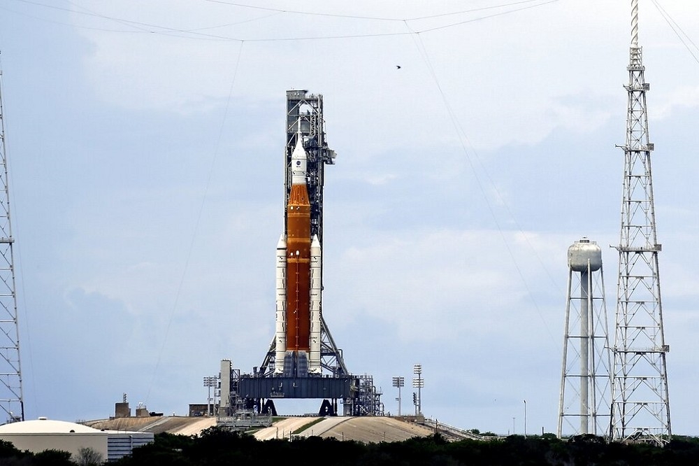 NASA阿提米絲任務預計發射的巨型月球火箭。（美聯社）