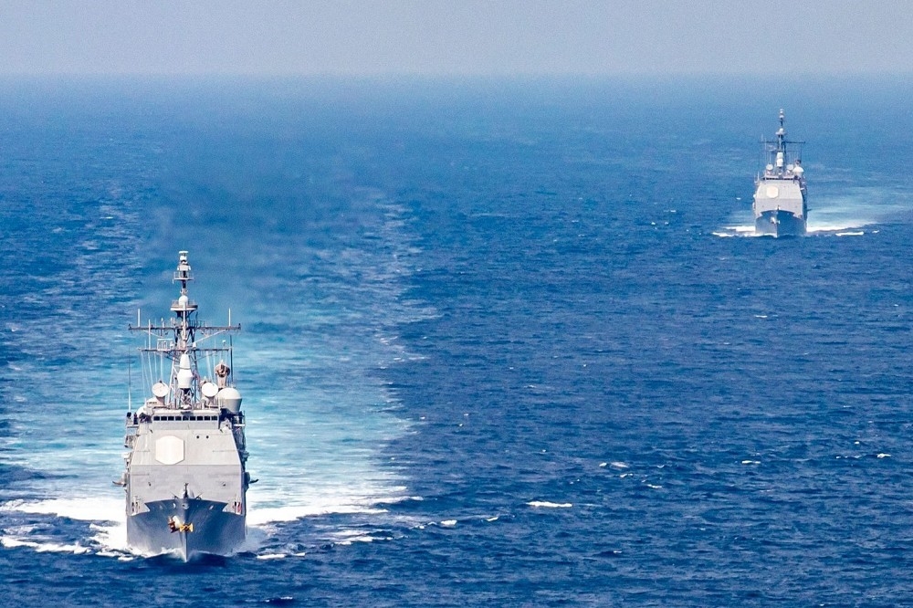 美國海軍第7艦隊29日公布2艘神盾巡洋艦的航行畫面。（取自第7艦隊臉書）