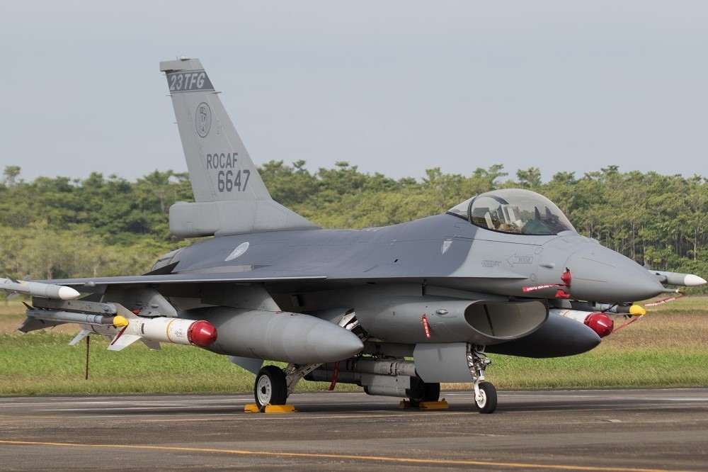 國軍嘉義空軍基地的新銳F-16V戰機，翼下掛載的最大顆飛彈，便是「魚叉」反艦飛彈。（讀者Tsungfang Tsai提供）