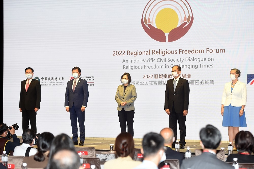 台美共同舉辦「2022年區域宗教自由論壇」30日在台北登場，國際宗教自由委員會主席特克爾（Nury Turkel，圖左二）應邀演講。（張哲偉攝）