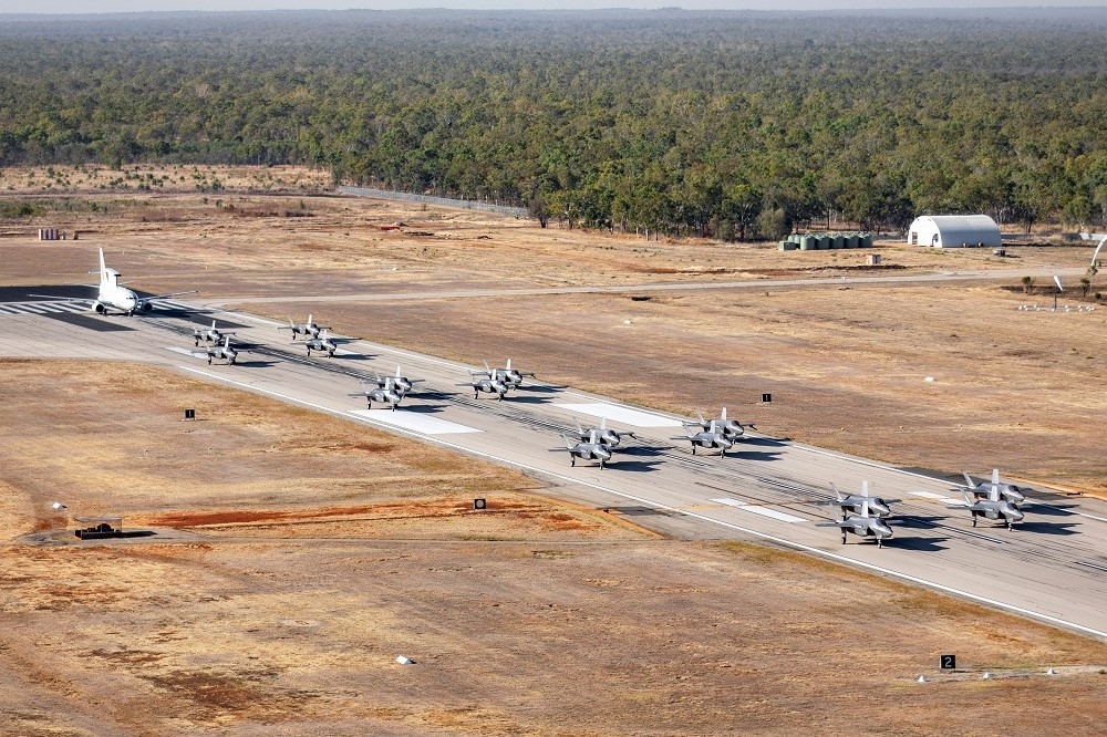 美澳兩國F-35戰機在丁達爾空軍基地，攜手展開「大象漫步」操演。（取自澳洲國防部網站）