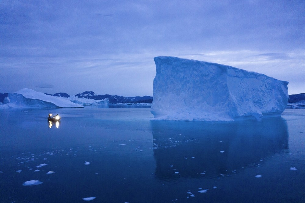 格陵蘭冰蓋溶解殭屍冰後，全球海平面將上升至少27公分。（美聯社）