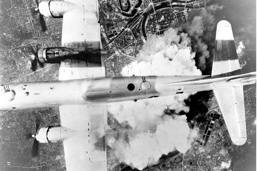 二戰期間，美軍B-29超級堡壘轟炸機飛越日本大阪上空。（維基百科）