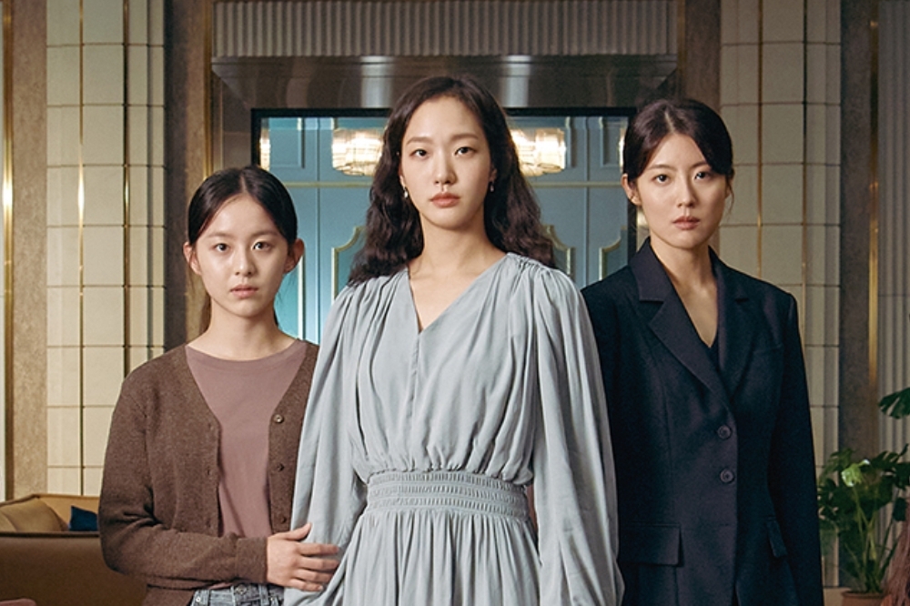朴持厚（左起）、金高銀與南志鉉在《小女人》中飾演相依為命、個性迥異的平凡三姐妹，因為捲入有錢財閥的鬥爭，生活起了巨大波瀾。（Netflix提供）
