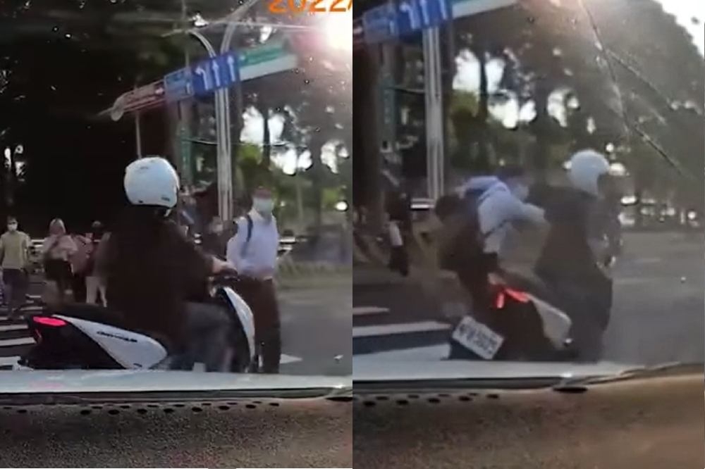 機車騎士搶快差點撞上男子，反遭擊倒在地。（翻攝畫面）