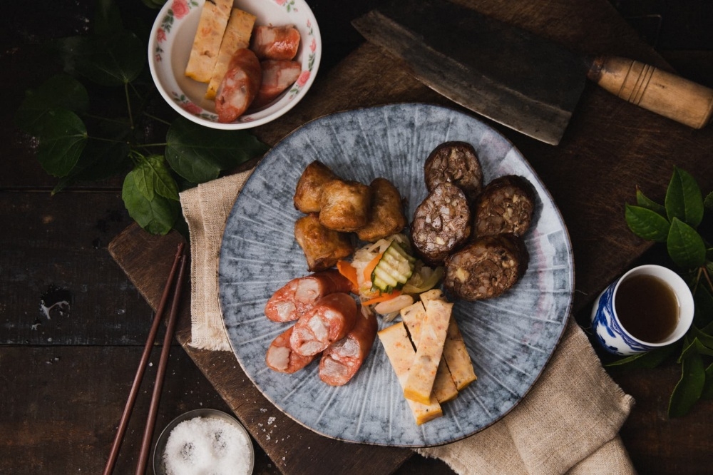 台南阿霞飯店的古早味招牌經典拼盤『蟳丸、蝦棗、粉腸、豬肝卷』（皮爾森創意提供）