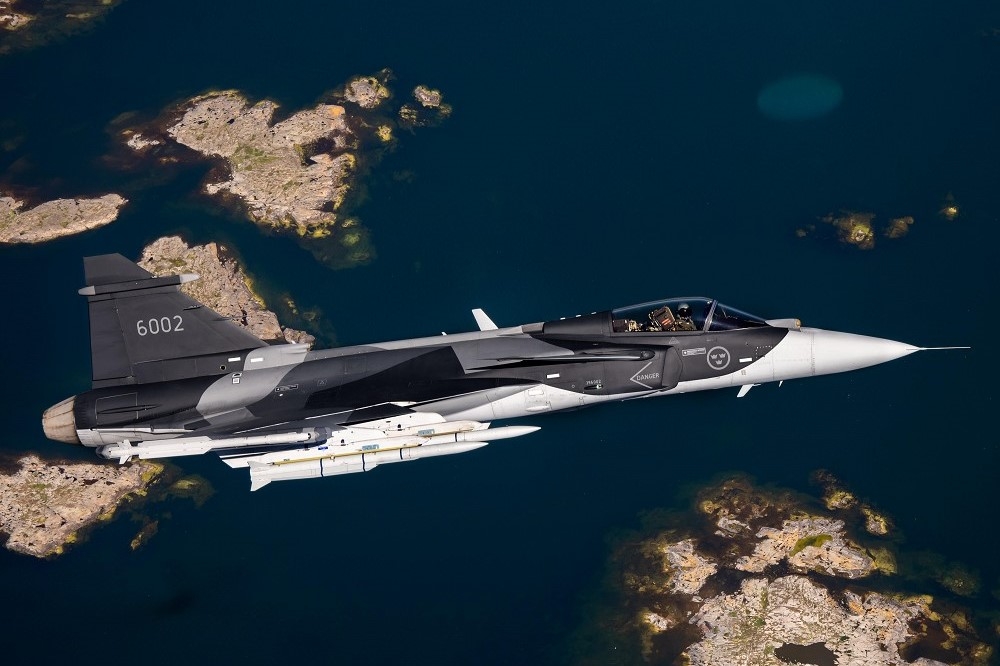 负责试射的「狮鹫E型」战机挂载「流星」飞弹，飞越瑞典北部上空。（取自SAAB公司）(photo:UpMedia)