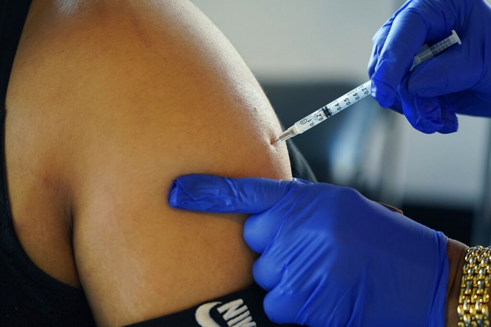 美国FDA批准辉瑞和莫德纳的双价疫苗加强剂。（资料照片／美联社）(photo:UpMedia)