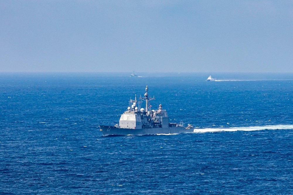 我國海軍成功級巡防艦（後）以及海巡署安平級巡防艦（右），在美艦穿越台灣海峽時伴隨航行。（取自DVIDS）