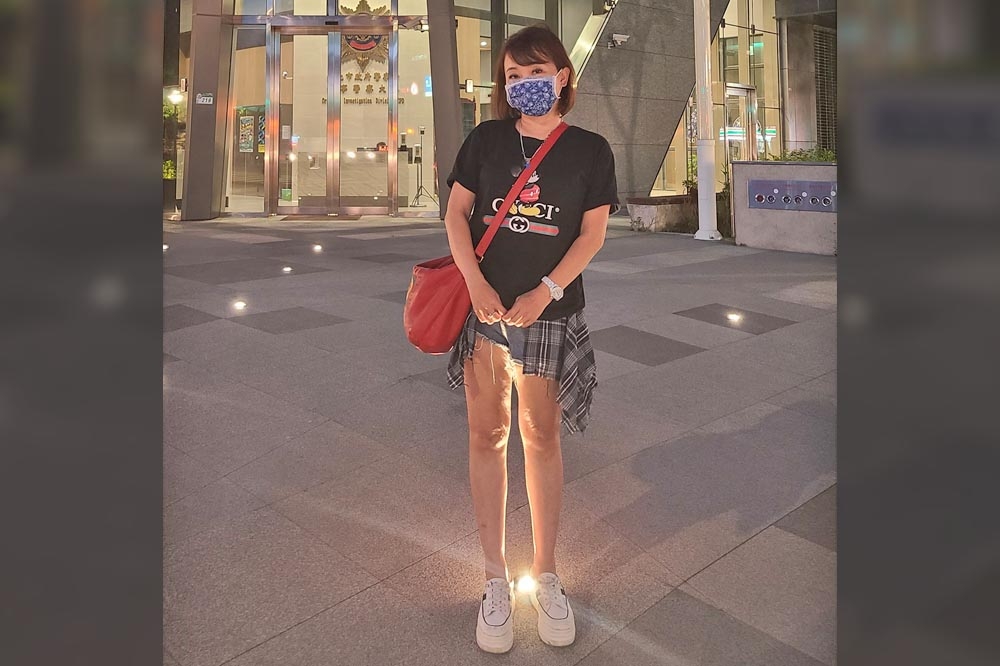 佩真今天在臉書上PO出在台北市刑大前的照片，聲稱遭「潑糞」引發粉絲關注。（擷取自佩真藝人直播臉書粉專）