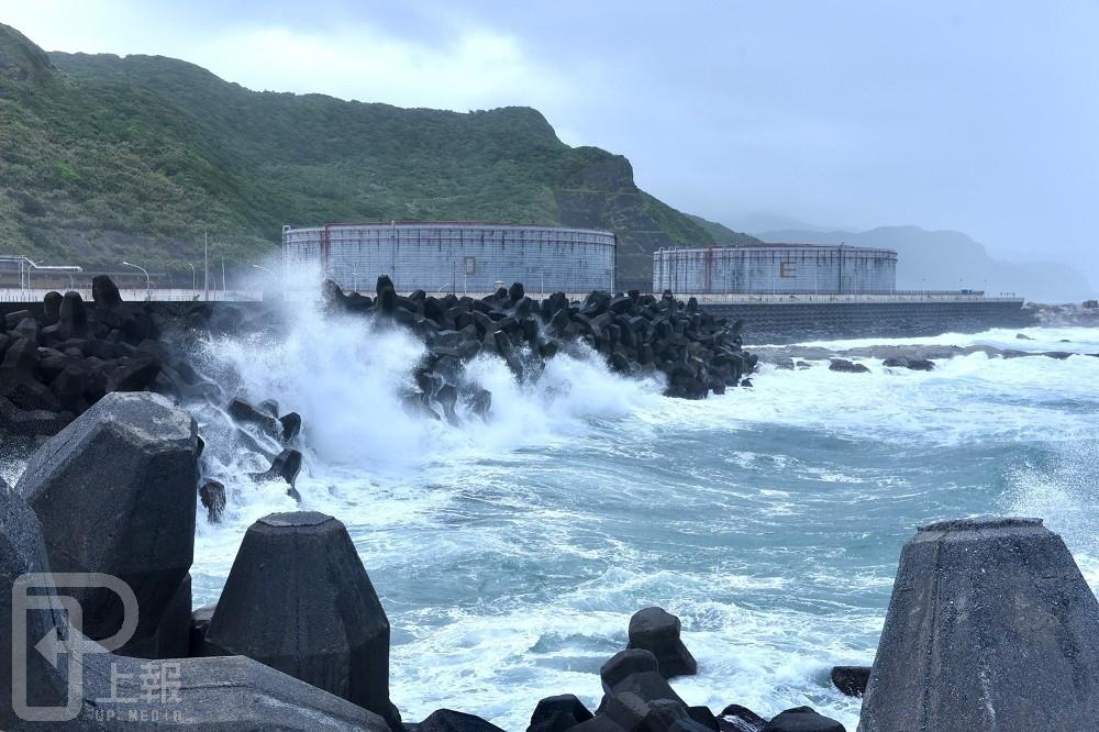 台東縣成功鎮沿海風浪增強，晚上傳出1名衝浪客疑因風浪大一度失聯。（資料照片／張哲偉攝）