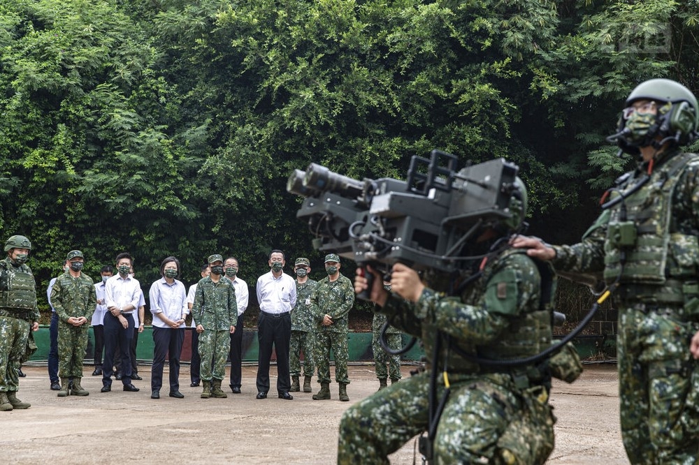 白宮發言人和專家都認為，此次台灣擊落無人機的強硬做法是正確的。圖為蔡總統視察刺針國軍DMS防空飛彈。（美聯社）